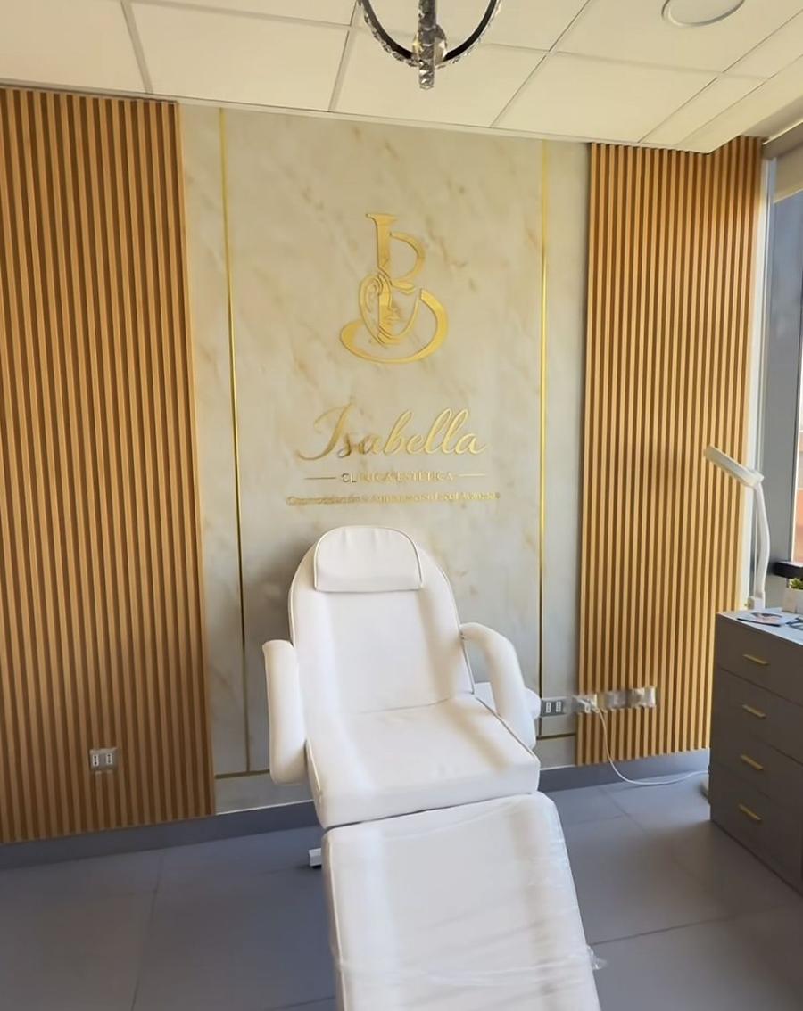 Sillón de tratamiento con logo Isabella en mármol