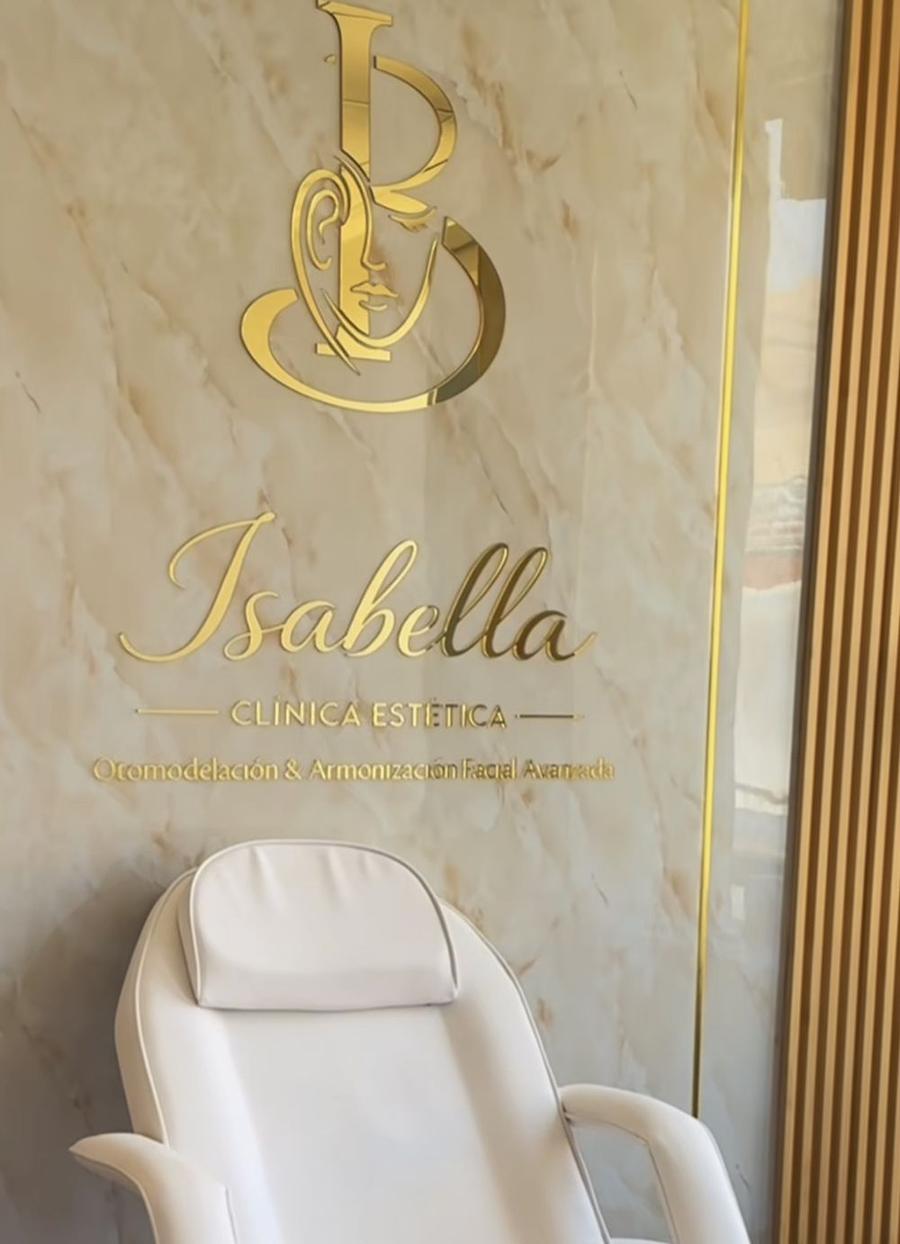 Detalle logo dorado Isabella Otomodelación y Armonización Facial
